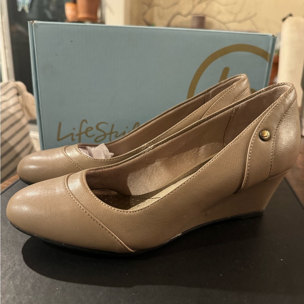 LifeStride Women’s Dreams Stone Heirloom Wedge Pumps - Size 7 NIB new.